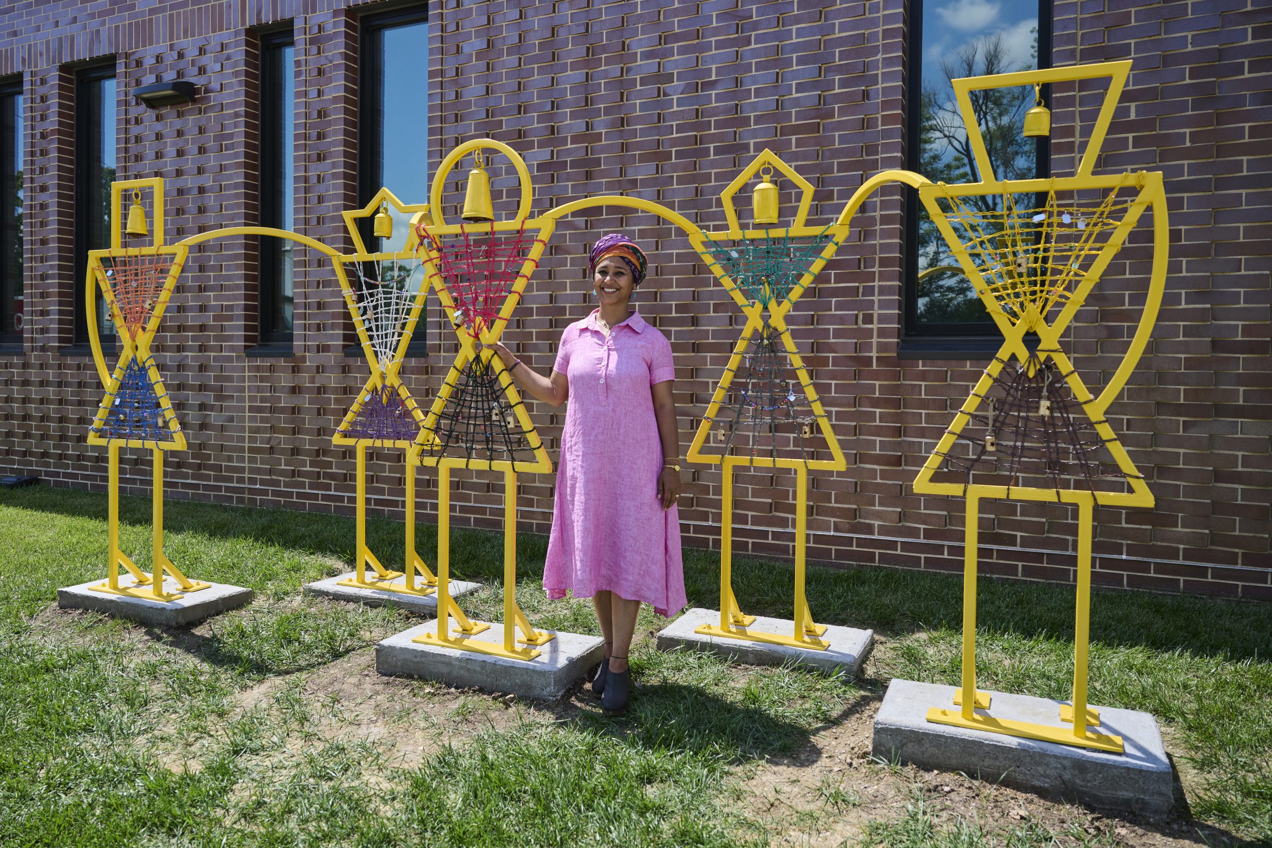 “US: United Sapiens” is now on view at Veterans Community Project St. Louis!
This public sculpture, co-created with artist Mee Jey, community members, and VCP-STL staff and volunteers, was commissioned as part of Collective Impact, a collaborative initiative between Contemporary Art Museum, St. Louis, Creative Reaction Lab, and a cohort of community members. The sculpture celebrates cooperation and solidarity through five interconnected steel figures, which are woven with colorful cables and small embellishments designed and created with community participation.